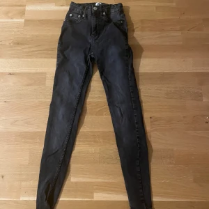 Svarta skinny jeans från lager 157 - Svarta skinny jeans från Shake med hög midja och klassisk femficksdesign. Jeansen har smal passform och är tillverkade i stretchigt denim för en bekväm känsla. Perfekta för dig som gillar en stilren och enkel look.