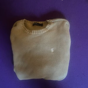 Beige stickad tröja från Polo Ralph Lauren - Säljer en Ralph Laurent tröja. Storleken är L i barn storlek👏