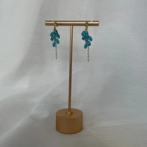 Handgjorda örhängen  - Handgjorda örhängen med blå ovala pärlor