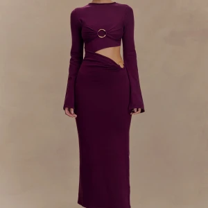 Lila  långärmad cut out klänning  - Säljer en vinröd långklänning med lång ärm och snygg cut out-detalj i midjan. Klänningen har en guldig ring framtill och figurnära passform. Perfekt för dig som vill sticka ut med en trendig och elegant look.Mycket fin material och ser ”dyr” ut i verkligheten av märket Meshki.Passar en S-M i storlek då det är fint stickad klänning.Medföljer i originalförpackning med prislapp på.En klänning som du lär få många komplimanger om.