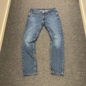 Levi's 511 blå jeans W31 L32 - Säljer dessa slim fit Levis jeansen. Perfekt skick i princip aldrig använt, tvättad i maskin fåtal gånger. Snygg washed look på låren och en tidlös design. Sitter perfekt i midjan för någon med W30. Hör av er vid frågor!