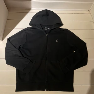 Polo Zip - En väldigt snygg och skön zip hoodie från Polo Ralph Lauren. SKICK: 8,5 av 10. NY PRIS: 2200kr. PRIS: 849kr STORLEK: M
