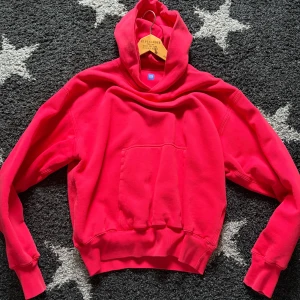 YEEZY X GAP HOODIE - RÖD (M)  - Tung dubbellagrad hoodie med cropped boxy fit från Kanye-samarbetet. Snygg röd färg, mycket bra skick.