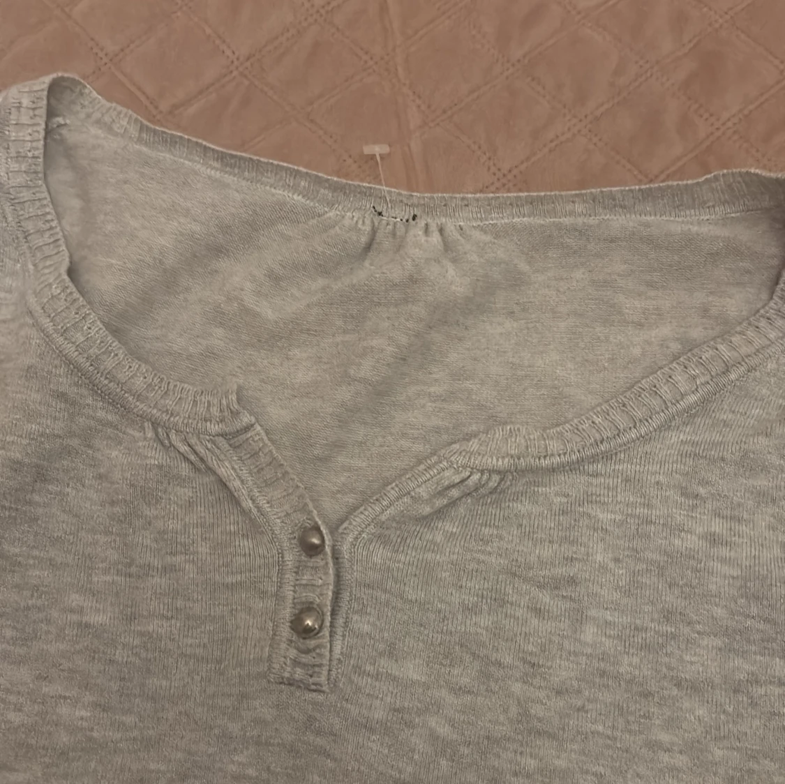 En söt grå  ribbad kortärmad topp med knappar - 2