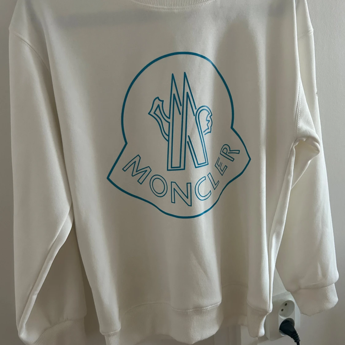 Vit sweatshirt från Moncler med blå logga