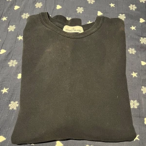 Svart sweatshirt från Stone Island - Lite små fläckar på framsidan (hör av dig om du har funderingar) annars bra skick! Priset ej hugget i sten! 🔥