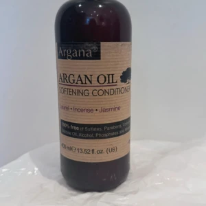 Argana Argan Oil Softening Conditioner - Argana Argan Oil Softening Conditioner med laurel, incense och jasmine. 100% fri från sulfater, parabener, silikoner och alkohol. 400 ml flaska, ser oanvänd ut och etiketten är i fint skick. Perfekt för mjukt och väldoftande hår.