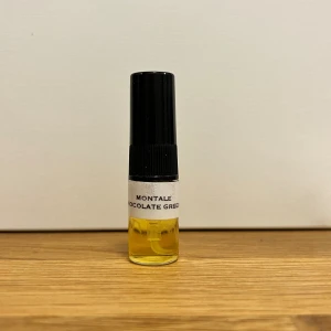 Montale Chocolate Greedy  - Smidig provflaska av Montale Chocolate Greedy – perfekt att ta med i väskan eller testa innan du köper en större flaska. Passar dig som vill prova något nytt och unikt. Ca 1,5 ml. 