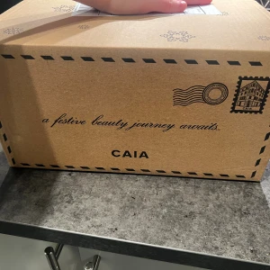 CAIA sminkpaket i originalkartong - Oöppnad CAIA kalender ❣️ Innehåller 29 fullsize pridukter i 24 luckor, samt en snygg brun necessär 🎄 