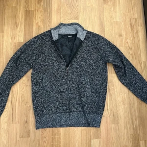 Stickad cardigan - Stickad cardigan med päls som är perfekt inför det kallare dagarna. Storlek M/L, inga defekter förekommer. För frågor eller funderingar är det bara att höra av sig!