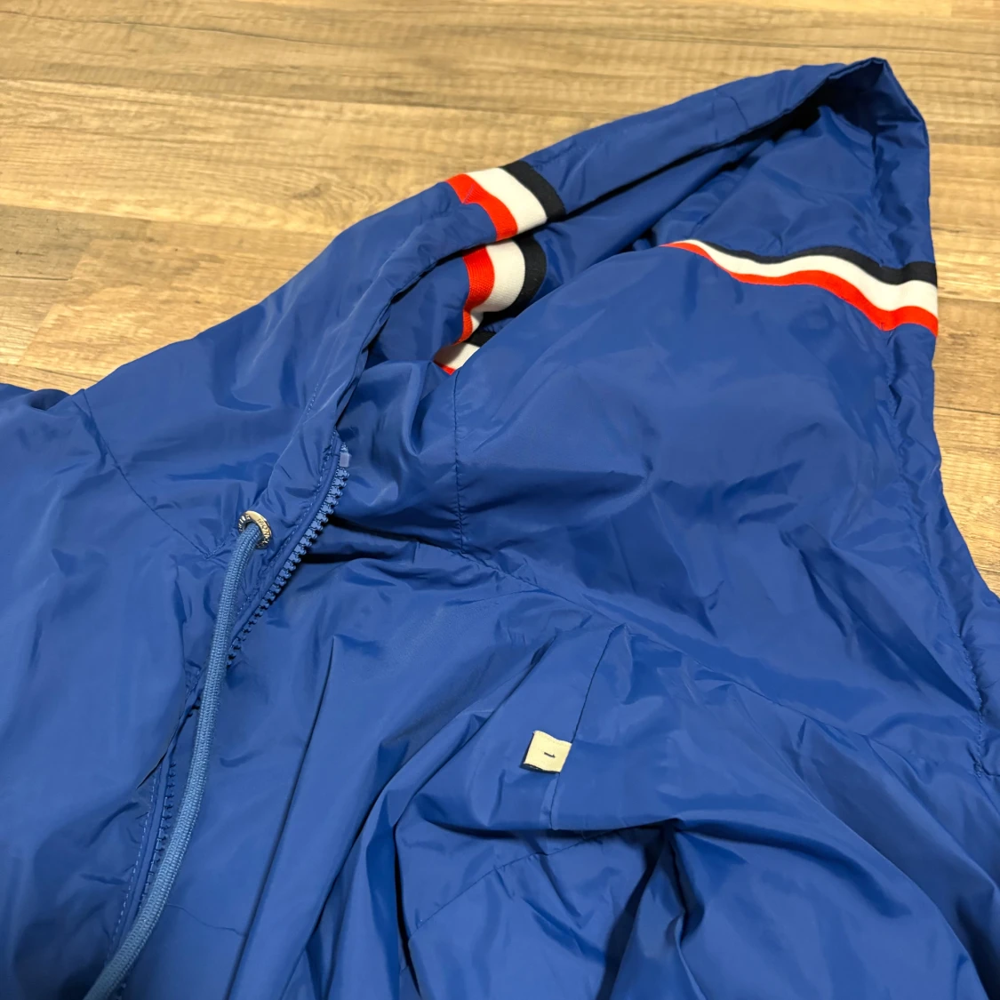 Blå vindjacka från Moncler med huva - 1