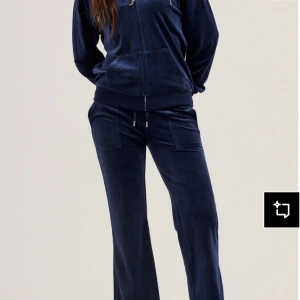 Juicy couture set  - Fint juicy velour set i färgen mörkblå. Setet är väl använd men inget slitage. Säljer det ihop eller var för sig. Fler bilder kan skickas vid önskemål och priset kan även diskuteras vid snabb affär.