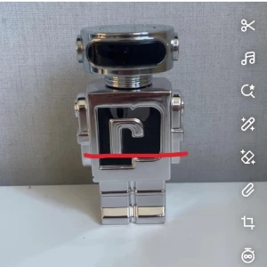 Rabanne Phantom  - Cool och futuristisk parfymflaska i robotdesign från Paco Rabanne. Perfekt för dig som gillar unika detaljer på hyllan. Flaskan har en stor 'R' på framsidan och sticker ut med sin metalliska look.