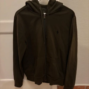 Ralph Lauren hoodie - Säljer en snygg olivgrön Ralph lauren hoodie i storlek M (normal i storlek) då den inte kommer till användning. Den är i riktigt bra skick och har inga hål, fläckar eller andra defekter. Skriv privat vid frågor eller fler bilder!