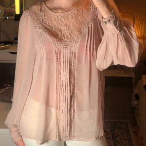Gammelrosa blus med fina detaljer  - Jätte fin blus som passar till allt, lite genomskinlig. 