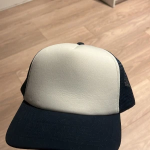 Vit och marinblå truckerkeps Beechfield - Keps från hatstore med märket Beechfield. Aldrig använd. 