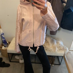 Rosa tunn jacka - Så söt rosa jacka köpt second hand så är lite sliten men så sjukt söt🩷💅🏼💞💕💋