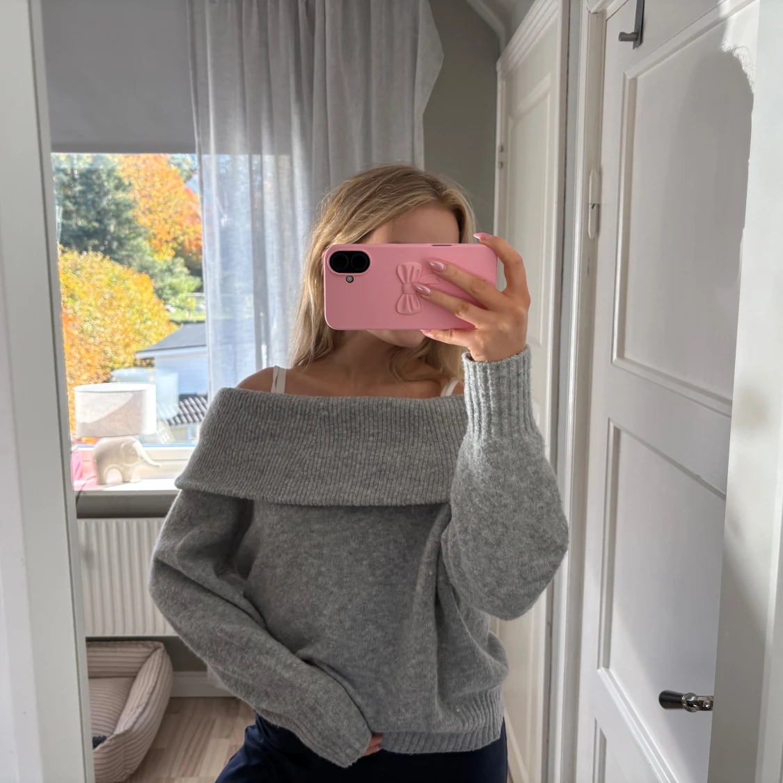 Grå offshoulder stickad tröja - 1