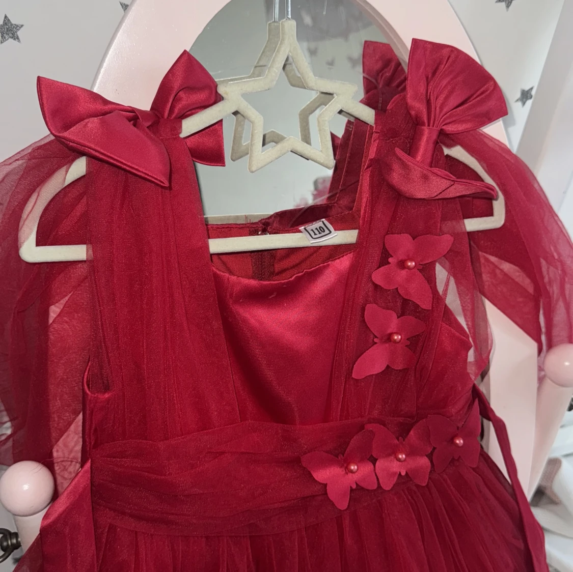 Röd tyllklänning med rosetter och fjärilar - 1