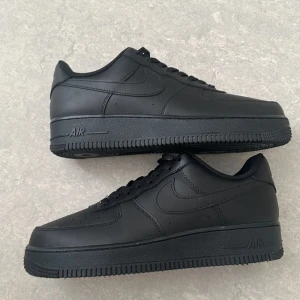 Nike Air Force 1 helsvarta sneakers - Säljer ett par klassiska Nike Air Force 1 i svart, aldrig använt innan. Är a kopior.Köper in grejer för att sälja och tänkte jag ett bra pris på 720 kr  pris kan diskuteras