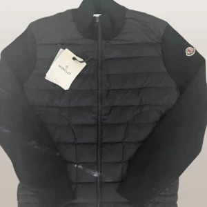 Moncler cardigan - Svart moncler cardigan | storlek M men sitter litet passar bättre på nån med S | tags kan fås med ifall det önskas 