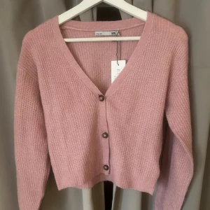 Rosa stickad kofta  - Super söt stickad kofta, oanvänd med prislapp kvar! Storlek 160 men skulle säga xs 