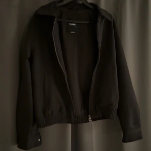 Svart bomberjacka från Pull&Bear - Svart jacka från Pull&Bear i nyskick, aldrig använd, bara hängt i garderoben.