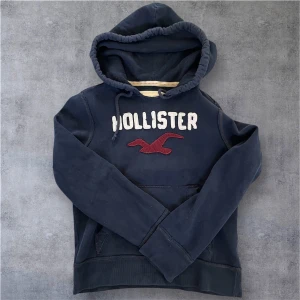 Fet hoodie från Hollister  - Tjena, säljer en fet hollister hoodie i storlek S. Passar in i många olika modeller som stilar och är perfekt för dig som vill ha några unika detaljer, kragen i detta fall. I väldigt bra skick. Säljer för 749 men priset går självklart att ändras. Hör av er vid funderingar