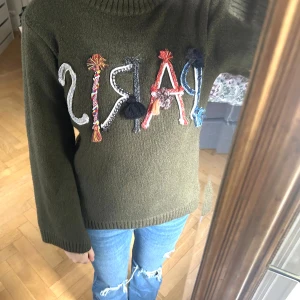 Unik mörkgrön stickad polotröja - Säljer min unika superfina stickade polotröja med text😍😍 super fin mörkgrön färg med mycket detaljer! Från olene💓