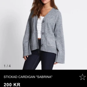Grå stickad kofta Sabrina - Helt oanvänd grå stickad cardigan från Lager 157. Nypris 200kr.