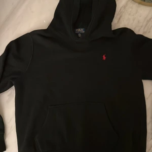 Ralph Lauren hoodie - Svart Ralph Lauren Hoodie. Barnstorlek  L, (14-16)