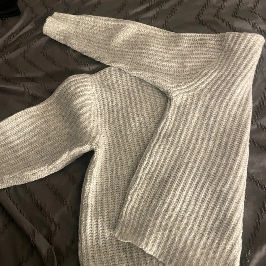 Ljusgrå stickad tröja med struktur - 1