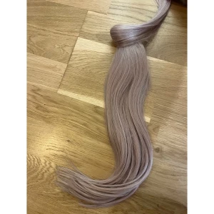 Rapunzel of Sweden Ponytail 40cm grå - Clip-in hästsvans från Rapunzel of Sweden i färgen 10.5 Grey, 40cm, äkta hår. För kalla, blonda hår. Väldigt enkel att fästa. Enbart testad.