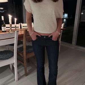 Lowwaist bootcut jeans - Lowwais bootcut jeans från &DENIM. Bekväma och snygga på samma gång. Jag är 166 cm
