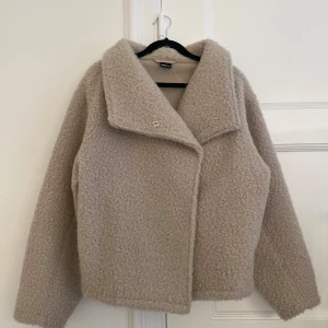 Beige jacka  - Mysig beige jacka med stor krage och fickor i sidan, teddy liknande material från Gina. Använd 2-3 gånger. Frakten ingår i priset!❤️