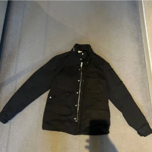 Zadig & Voltaire field jacka  - Zadig & Voltaire field jacka i svart. Nypriset ligger på 5600 men säljes för endast 1700kr! Storlek S. 