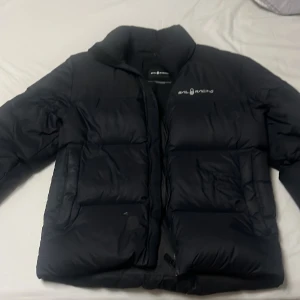 Vinterjacka - Säljer min sailracing jacka den är 1 år gammal nypris på dessa är 4500 kr. Det är storlek m. Som ni ser på bilden så finns det ett hål men går att fixa billigt