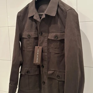 Oscar Jacobson Safari Jacket - Säljer denna as feta overshirt/jacka från Oscar Jacobsson i en snygg militärgrön färg. Jackan är endast använd en gång, då den inte passade mig i storlek. Nypris: 2499kr Mitt pris: 1899kr.  Perfekt nu till hösten! Hör av er vid frågor och funderingar!😁