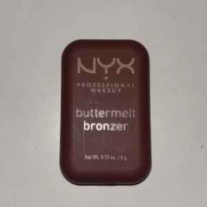 NYX buttermelt bronzer - NYX buttermelt bronzer i en kompakt, brun plastförpackning. 