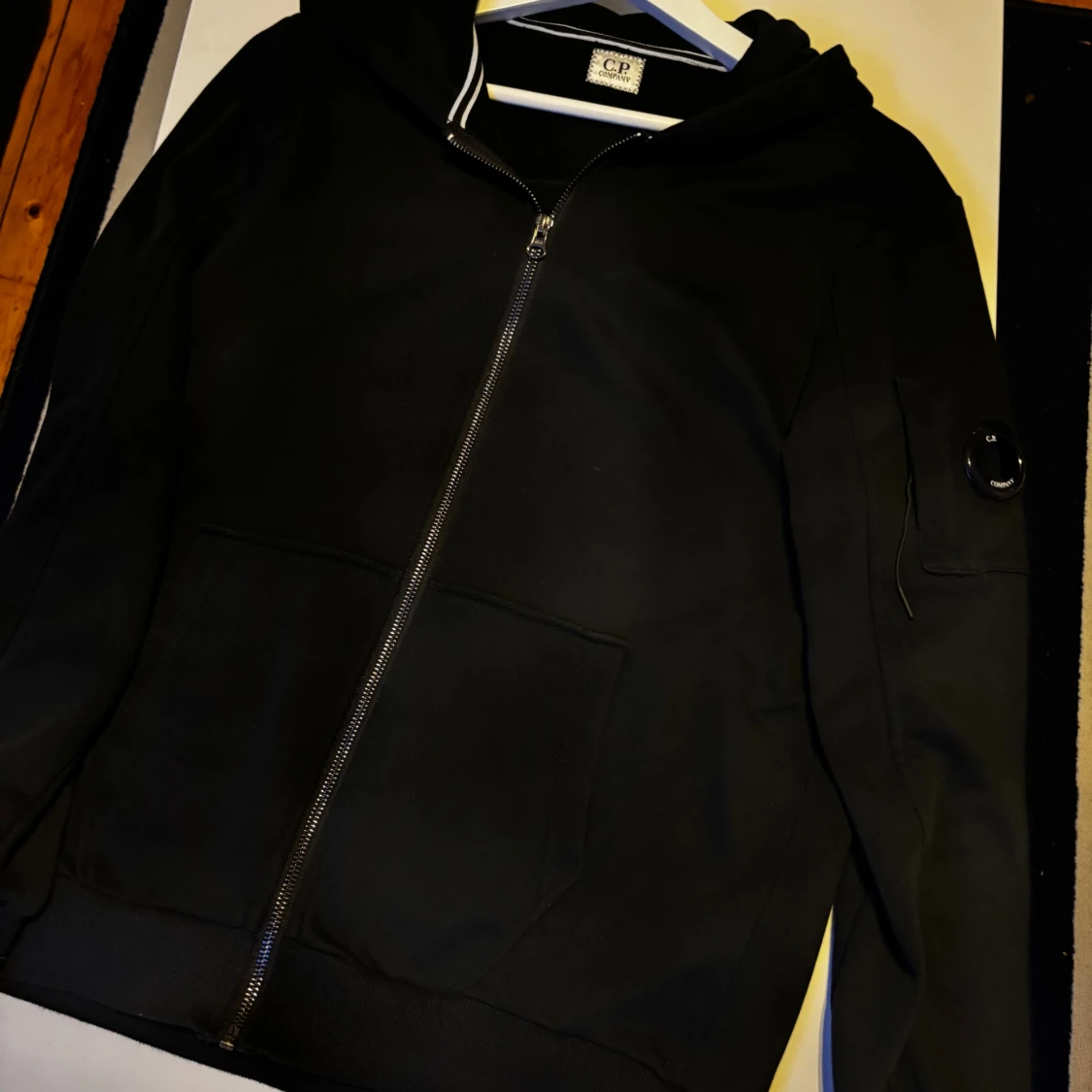 Svart hoodie från C.P. Company - 1