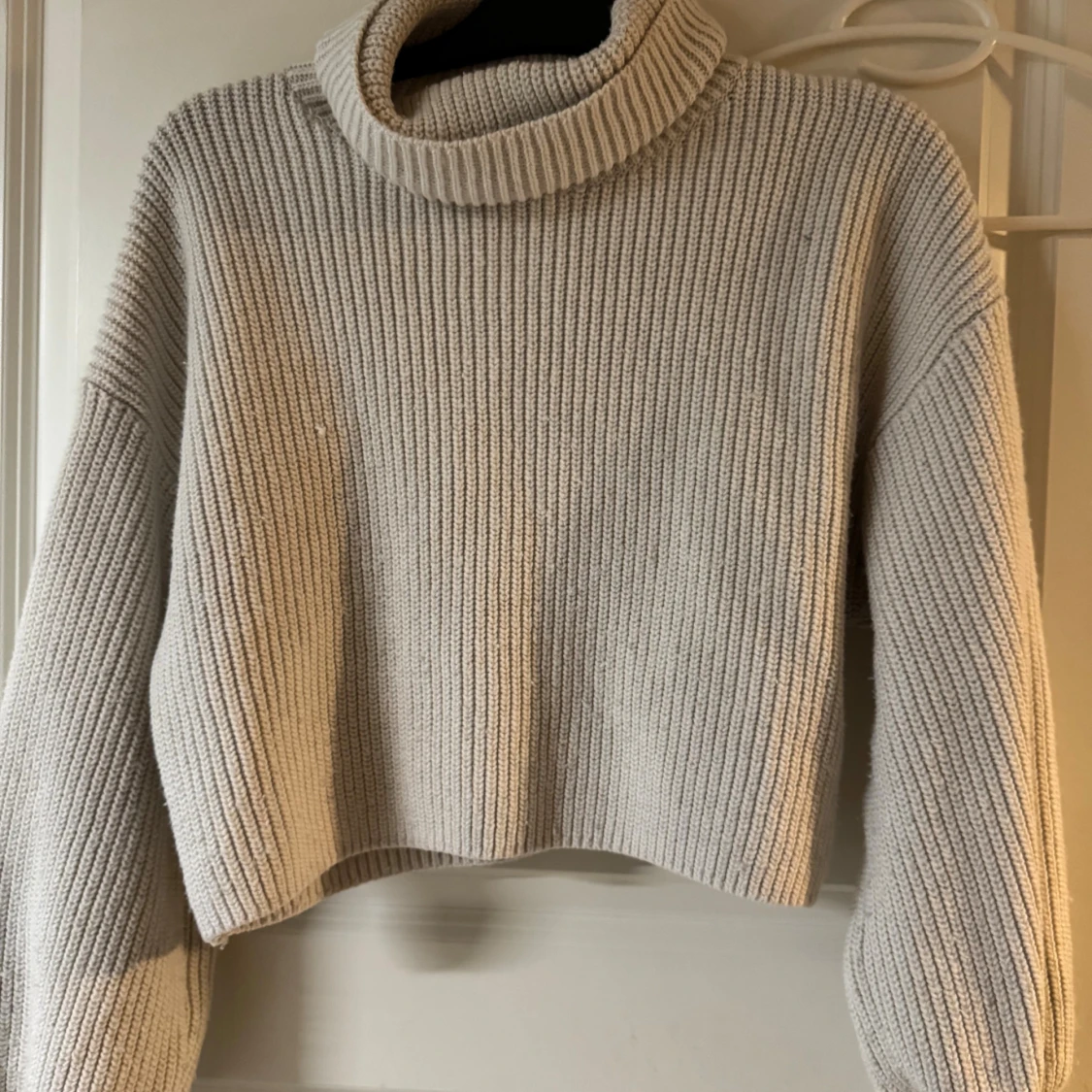 Beige stickad polotröja croppad