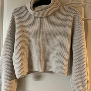 Beige stickad polotröja croppad - Säljer en vit , croppad stickad polotröja passar s/m