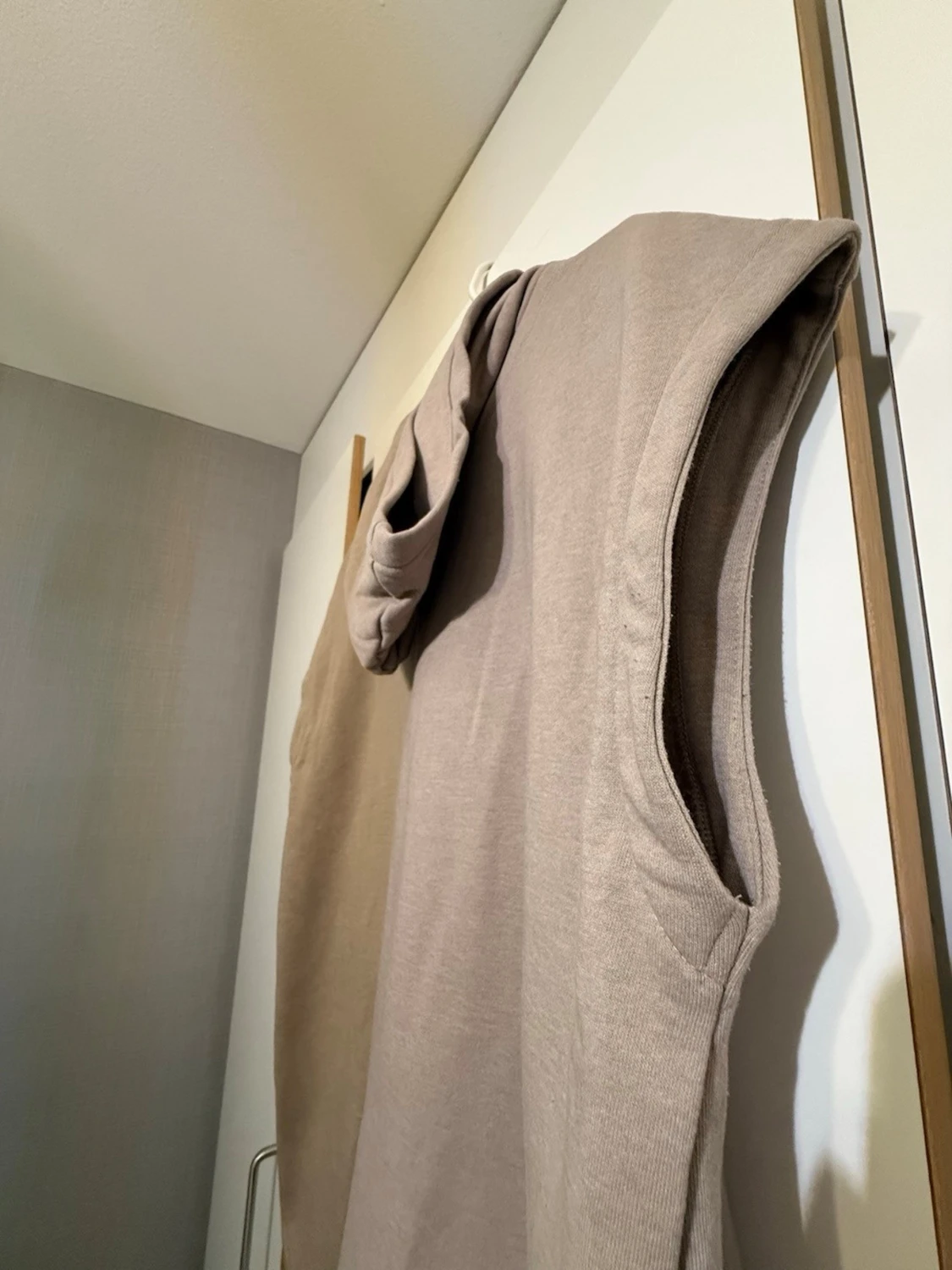Beige ärmlös hoodie från H&M - 5
