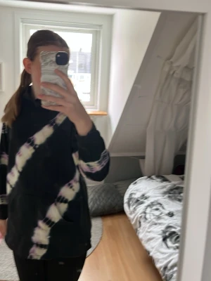 Cool tröja - Jättefin och cool tröja andledningen varför jag säljer den är för att den är för liten passar jättebra med ett par mjukis byxor till.