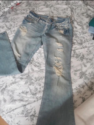 Ihåliga jeans  - Suuuper snygga lågmidjade jeans med slitningar/ hål från hollister , bootcut och aldrig använda därav i nyskick ☺️