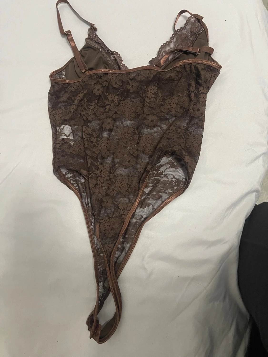 Brun spetsbody med blommönster - 1