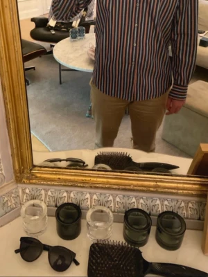 Randig skjorta från Rose&born - Säljer en långärmad skjorta från rose&born med vertikala ränder i marinblått, vitt och rött. Skjortan har klassisk krage, knappar framtill och är gjord i mjuk bomull. Perfekt för dig som vill ha en stilren men ändå färgglad look.