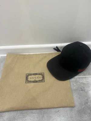 Gg keps Canvas - I väldigt bra skick! Tvättas regelbundet, fåtal gånger använd! *Gucci Sänken kostar 100kr extra!!! * Frakt skickas samma dag * Maxat pris!!