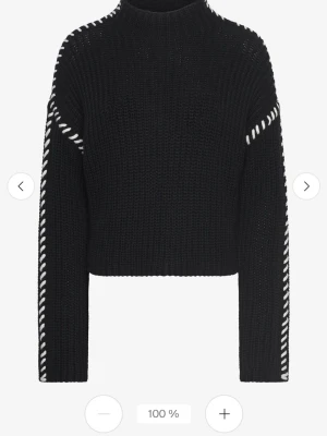 Svart stickad tröja från Vero Moda - Säljer en svart stickad tröja från Vero Moda med vita detaljer längs ärmar och axlar. Tröjan har hög hals, lång ärm och en loose passform som ger en chill vibe. Perfekt till höst och vinter när du vill vara både varm och snygg. 🥹💗🙈