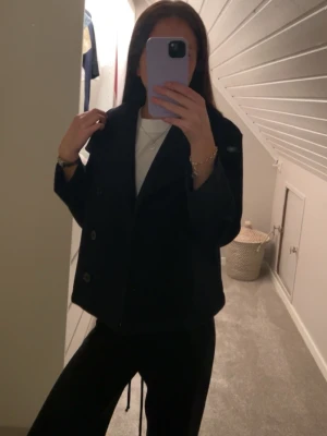 Marinblå kappa - Marinblå kappa från Gina Young i storlek 134/140